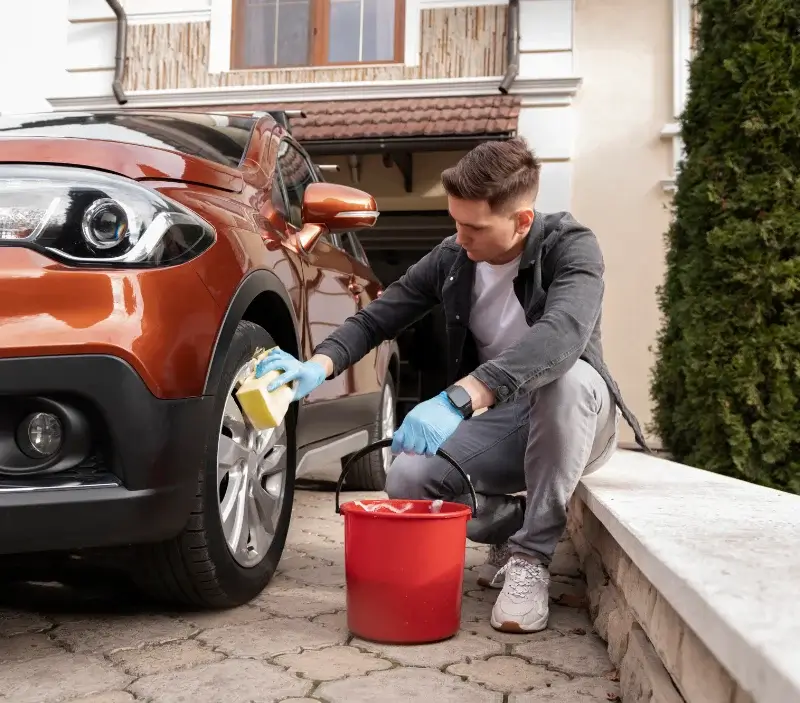 Lavage auto à domicile Lanvéoc : professionnel intervenant sur un véhicule